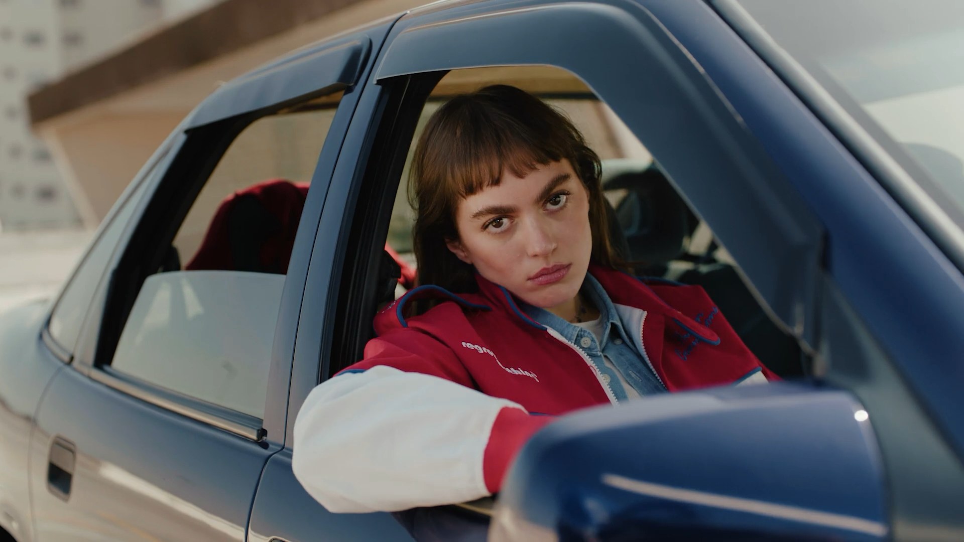 A young woman leaning out of a car window, from Kotex Ela Pode by LOBO